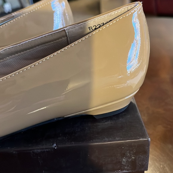 (150)NWT ladies tan flats by Rose Petals/Walking Cradles. Size 6 1/2 medium. - Picture 3 of 9